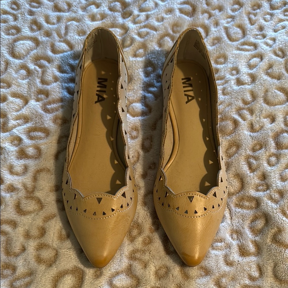 MIA Women's Tan Scalloped Flats